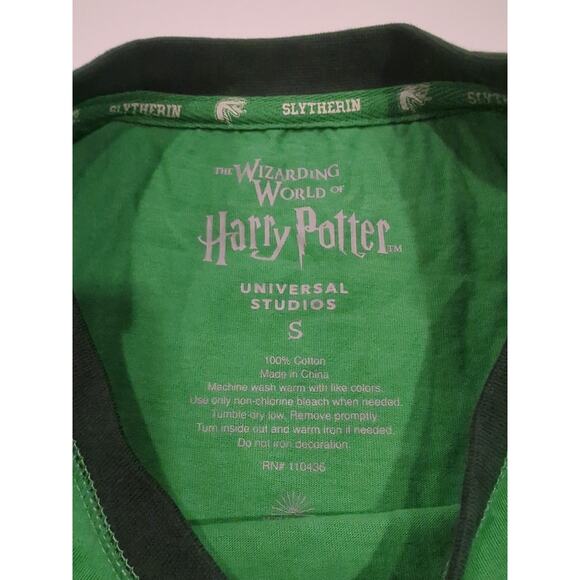 NWT Wizarding World Of Harry Potter Small Green Slytherin Team Captain T-shirt - Picture 5 of 8